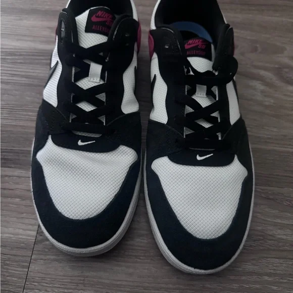 Nike Men's Black, White, and red sneakers - Picture 3 of 5